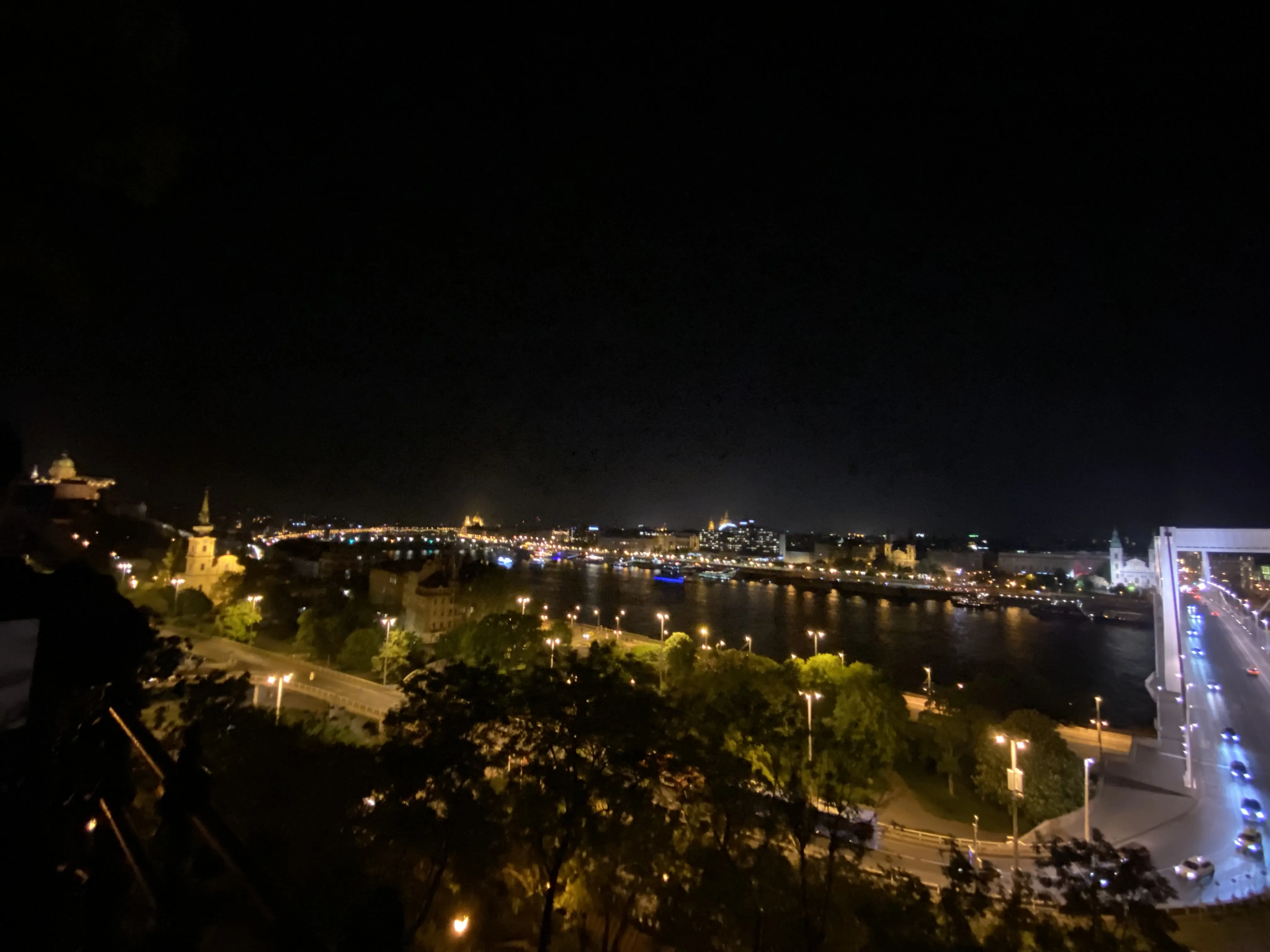 Nočná Budapešť